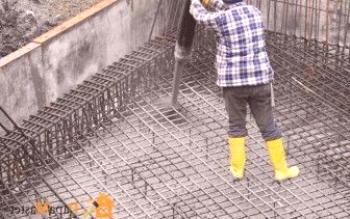 Cena betonu pro nadaci se skládá z celkových nákladů na materiál a nákladů na režijní náklady