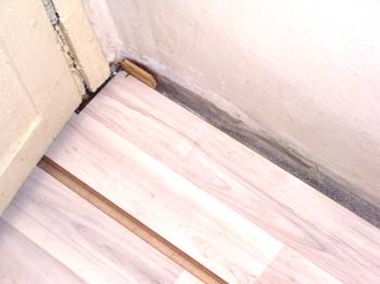 Slaganje laminata na drveni pod i izravnavanje šperpločom