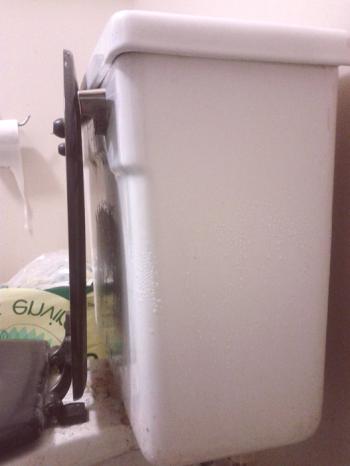 Как да се премахне кондензацията на резервоара с тоалетна чиния - работят начини за борба с замъгляването на тоалетната цистерна