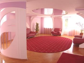 Дизайн на тавана в хола