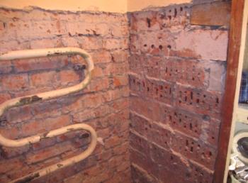 Zarovnání stěn v koupelně: jakým způsobem je lepší upevnit křivky stěny
