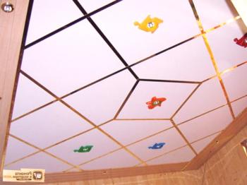 Pěnoplastové dlaždice na stropě: typy, instalace, péče