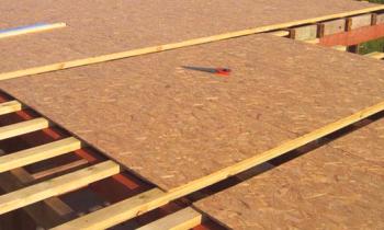 Mříž pod měkkou střechou: základna - podšívka z překližky, což je hmotnost pružné dlaždice, detaily na fotografii + video