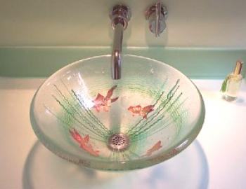 Стъклената мивка в интериора на банята