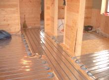 Teplé podlahy na dřevěné podlaze: příklad vodovodního systému na lagunách