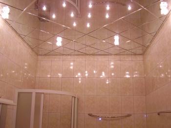Zrcadlový koupelnový strop, fotografie a instalace