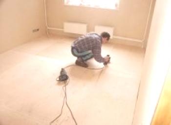 Jak vyrovnat podlahu pod linoleum: práce na dřevěných a betonových základech