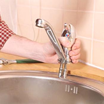Как да вземем и инсталираме кранче върху мивка: процедурата за замяна