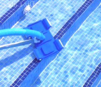 Péče o bazén: přehled prostředků pro čištění bazénu a čištění vody v něm