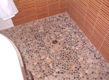Oblázková podlaha v koupelně: přehled 3 způsobů stohování neobvyklého pokrytí