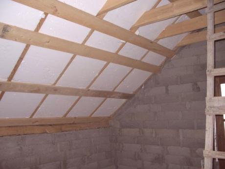 Jak izolovat kmen podkroví: způsoby tepelné izolace pod střechou