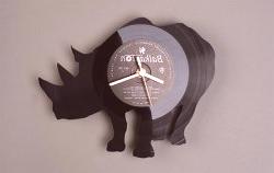Часовник под формата на носорог от винилова плоча