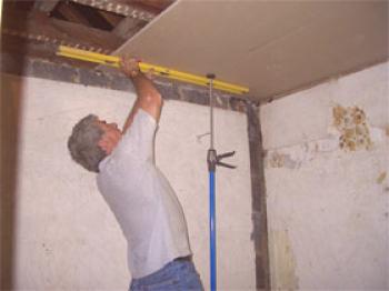 Как да инсталирате таван от сухото строителство