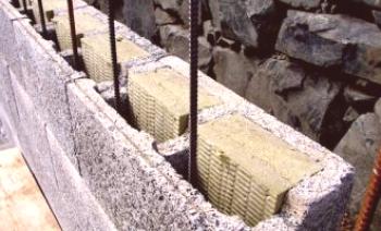 Прилагане на кофраж от арболит за изграждане на монолитни бетонни конструкции