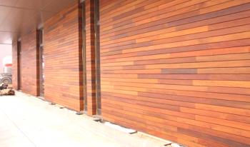 Dekorace fasád dřevěných domů - srovnání obkladů a lícových cihel