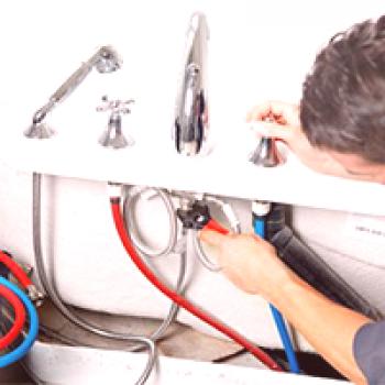 Инсталиране на смесителя отстрани на банята: характеристики и техника на изпълнение