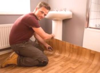 Jak vyrobit linoleum podlahami vlastníma rukama: srovnání lepidla a lepkavých cest