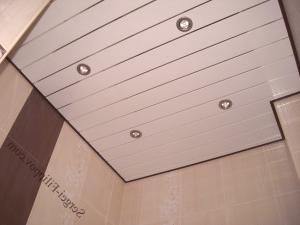 Монтаж на пластмасови панели на тавана - тавани от пластмасови панели на снимка