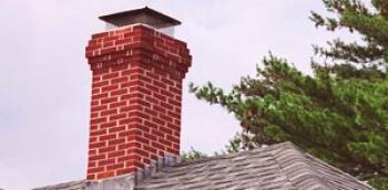 Výška střešního komína: požadavky na polohu trouby, jak se vyvarovat zpětnému proudění