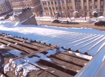 Zařízení a opravy střechy v zimě, fotografie a videozáznamy