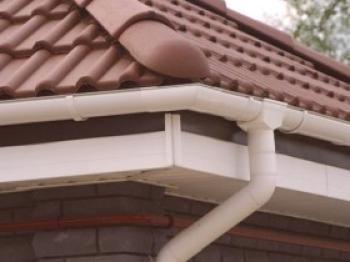 Ремонт на покриви улуци: монтаж и почистване, как да се мотае, което е по-добре