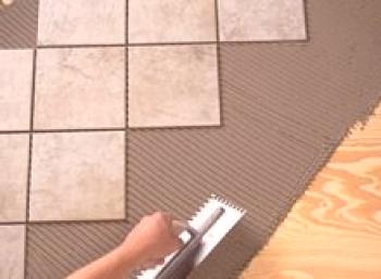 Jak dát dlaždice na dřevěnou podlahu: přehled 3 základních stylingových možností